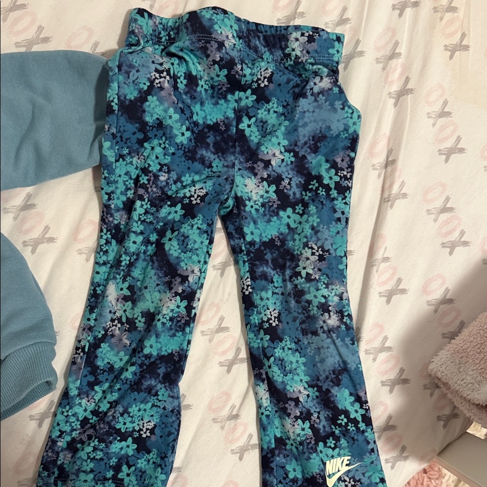 Nike Kids Teal and Black Floral Leggings - Picture 3 of 4